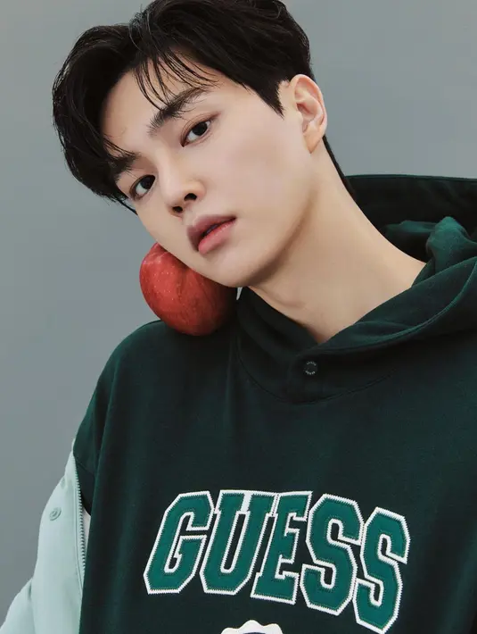 <p>Penampilan Song Kang mampu menghipnotis penggemarnya. Pemilik rambut comma hair ini juga sempat menghebohkan Indonesia karena harga tiket fanmeetnya yang fantastis, mulai Rp 1,8 Juta. (Instagram/@songkang_b)</p>
