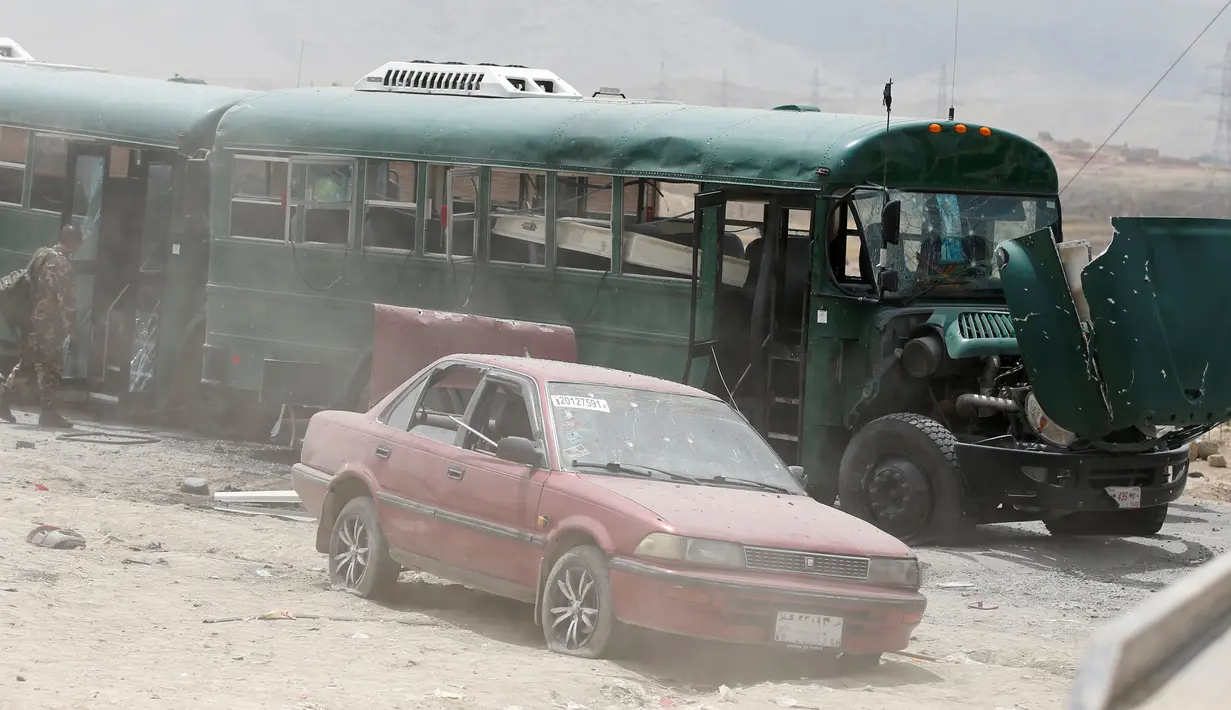 Kondisi bus dan mobil yang terkena serangan bom bunuh diri di pinggiran barat Kabul, Afghanistan, Kamis (30/6). Sebanyak 27 orang dikabarkan tewas dalam peristiwa naas tersebut. (REUTERS/ Omar Sobhani)