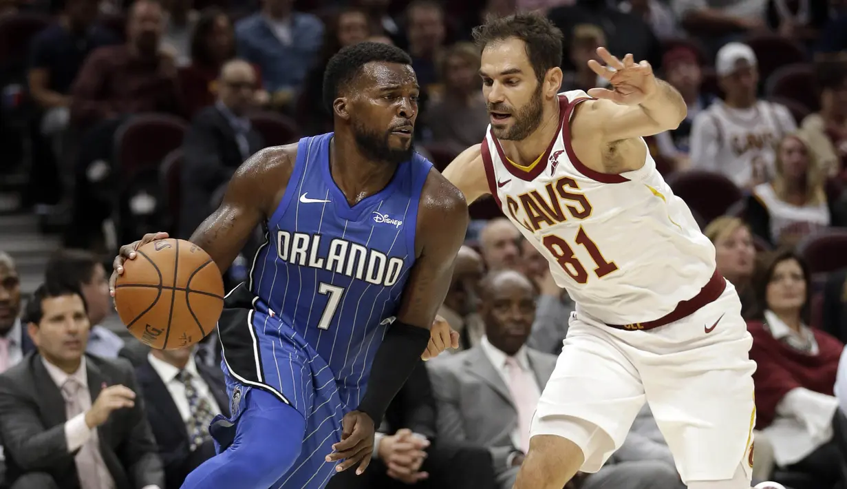 Pebasket Cleveland Cavaliers, Jose Calderon, berusaha menghalau pebasket Orlando Magic, Shelvin Mack, pada laga NBA di Quicken Loans Arena, Ohio, Sabtu (21/10/2017). Cleveland Cavaliers kalah 93-114 dari Orlando Magic. (AP Photo/Tony Dejak)
