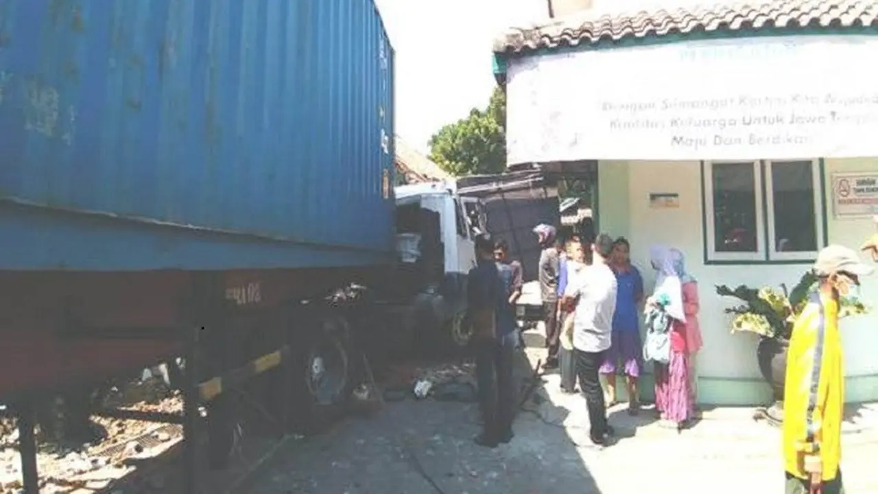 Truk Tabrak Puskesmas