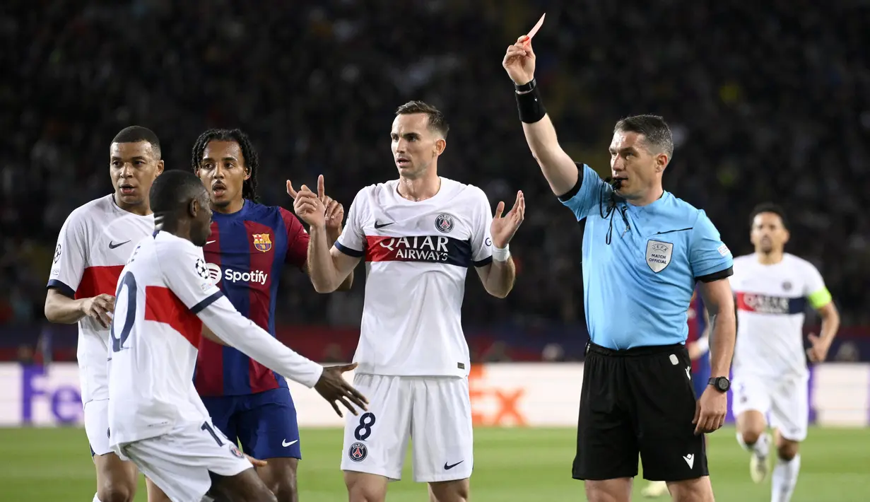 Barca kesulitan dengan kartu merah Ronald Araujo, kartu merah Xavi, dan kartu merah asisten pelatih. (Josep LAGO / AFP)