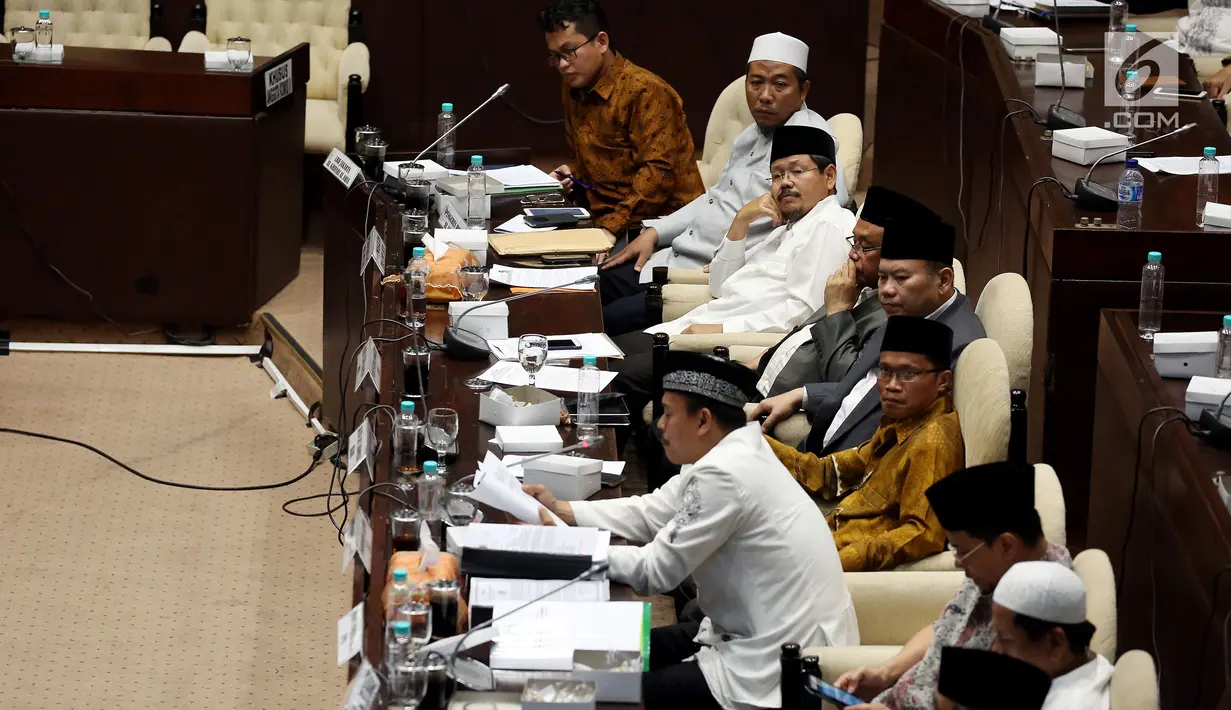 Sejumlah organisasi kemasyarkatan (ormas) hadir dalam Rapat Dengar Pendapat Umum dengan Komisi II DPR di Kompleks Parlemen, Senayan, Jakarta, Kamis (19/10). Rapat melanjutkan pembahasan soal Perppu Nomor 2/2017 tentang Ormas. (Liputan6.com/Johan Tallo)