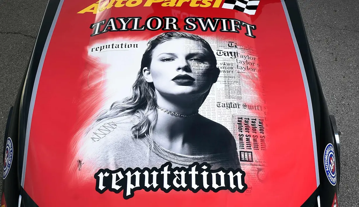 Kap mobil balap Chevrolet Camaro SS yang didesain dengan sampul album terbaru Taylor Swift "Reputation" disiapkan di Las Vegas, Nevada (10/11). Album ke-6 Taylor Swift terdiri dari 15 lagu. (AFP Photo/Getty Images/AFP)