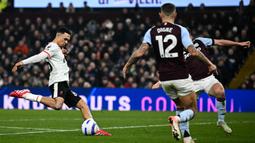 Pemain Liverpool, Trent Alexander-Arnold mencetak gol penyeimbang 2-2 ke gawang Aston Villa dalam laga lanjutan Liga Inggris 2024/2025 di Villa Park, Brimingham, Inggris, Rabu (19/02/2025) waktu setempat. (AFP/Paul Ellis)