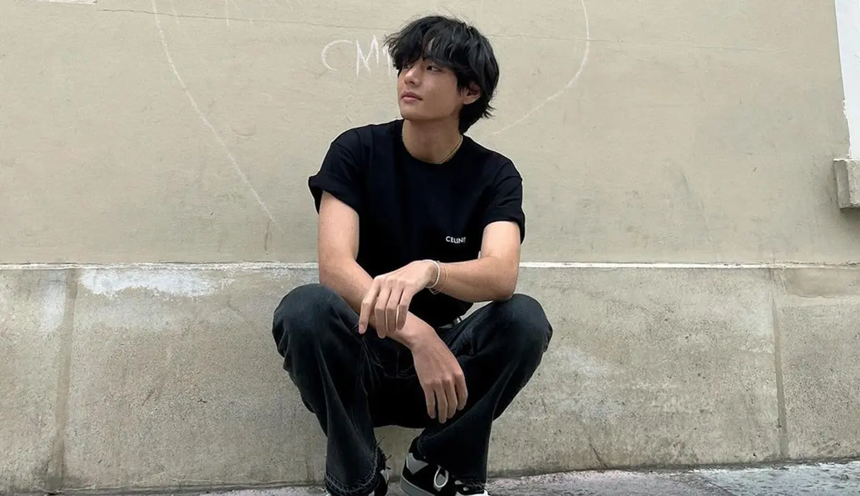 Melalui akun Instagram terverifikasinya, V juga turut mengunggah foto album perdananya yang akan rilis. Tak hanya itu saja, dirinya juga turut mengunggah video teaser album perdananya yang berjudul Layover. (Liputan6.com/IG/@thv)