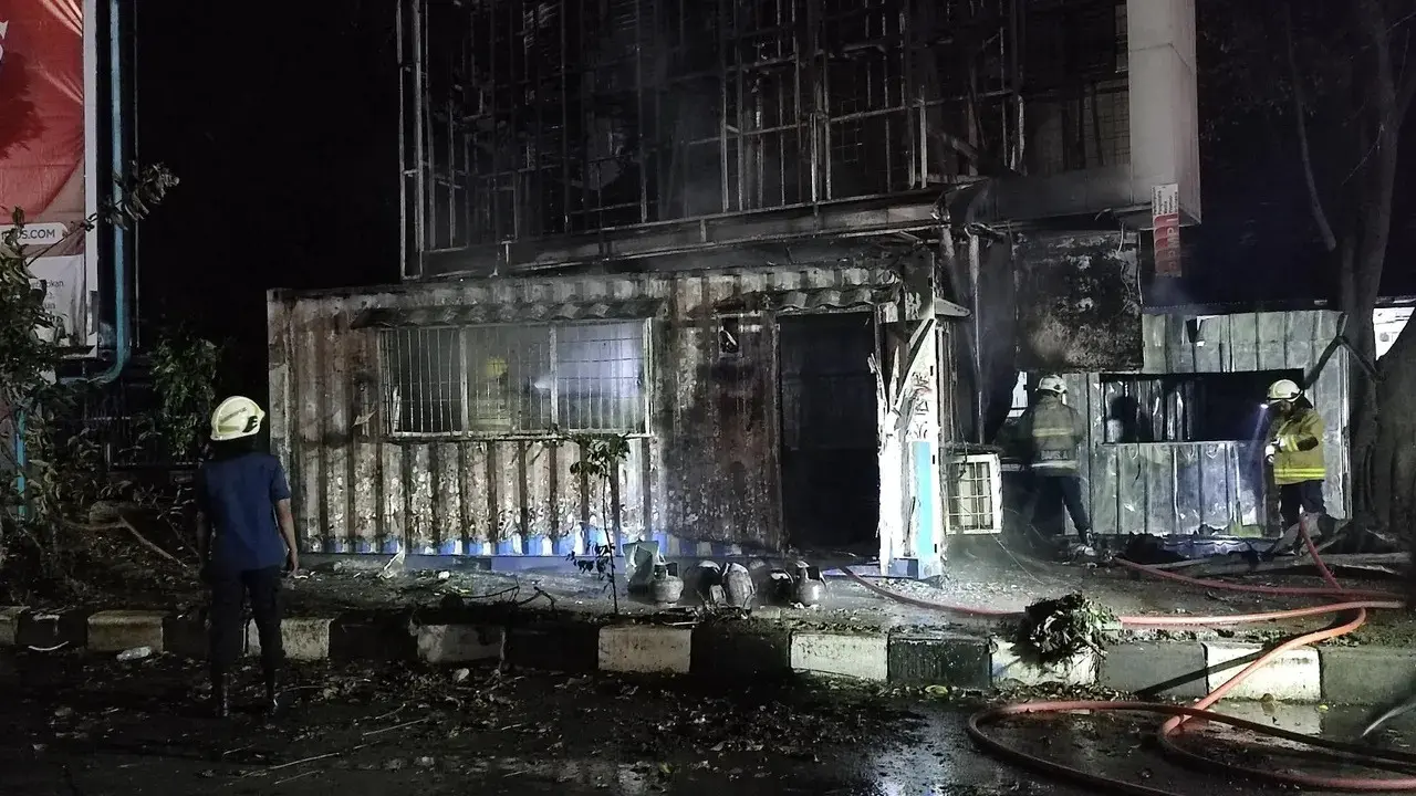 Kondisi Pos Polisi yang Dibakar Massa Berpakaian Hitam di Jalan Cikapayang-Tamansari Bandung.