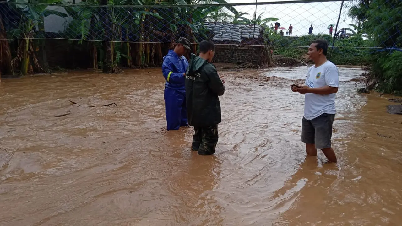 Tanggul Sungai Tanjungrejo di Kecamatan Margoyoso, Kabupaten Pati, jebol.
