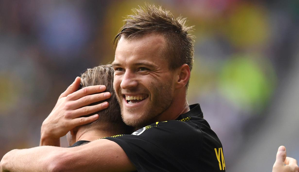 Penyerang Ukraina, Andrey Yarmolenko (kanan) menempati peringkat kedelapan top scorer zona eropa pada kualifikasi Piala Dunia 2018. Andrey total mencetak enam gol untuk negaranya. (AFP/ Christof Stache)