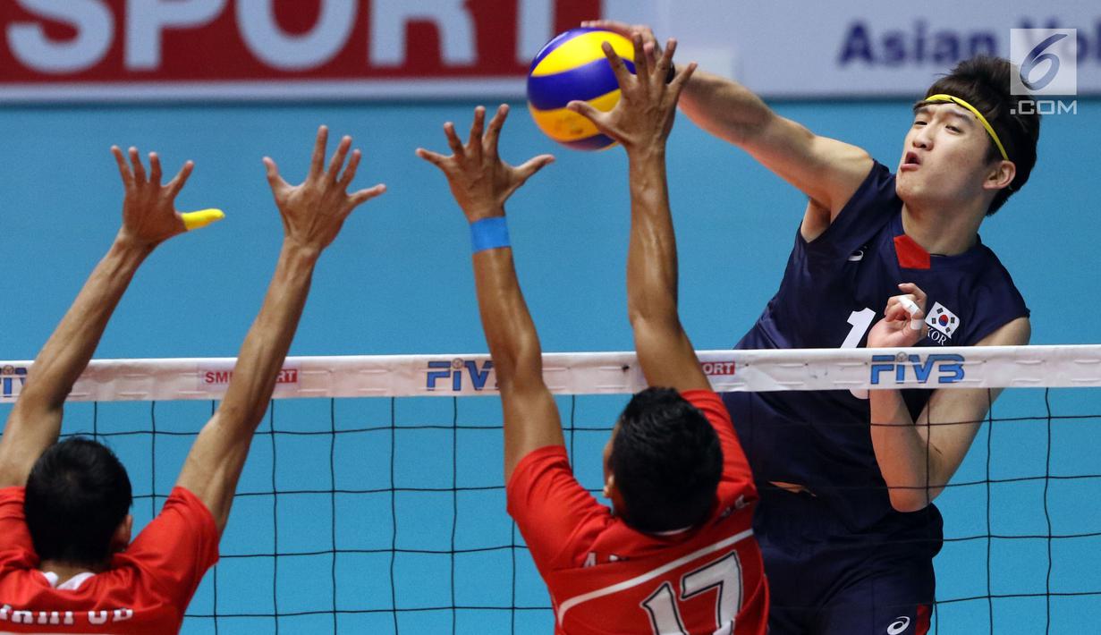 Pemain Timnas voli putra Korea Selatan, Jiseok Jung (kanan) melakukan smes ke arah pemain Indonesia pada babak 8 besar Grup E Kejuaraan Voli Asia 2017 di GOR Tri Dharma, Gresik, Kamis (27/7). Indonesia kalah 3-1. (Liputan6.com/Helmi Fithriansyah)