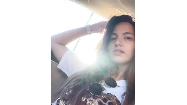 7 Gaya Nia Ramadhani Tanpa Makeup, Cantik Alami