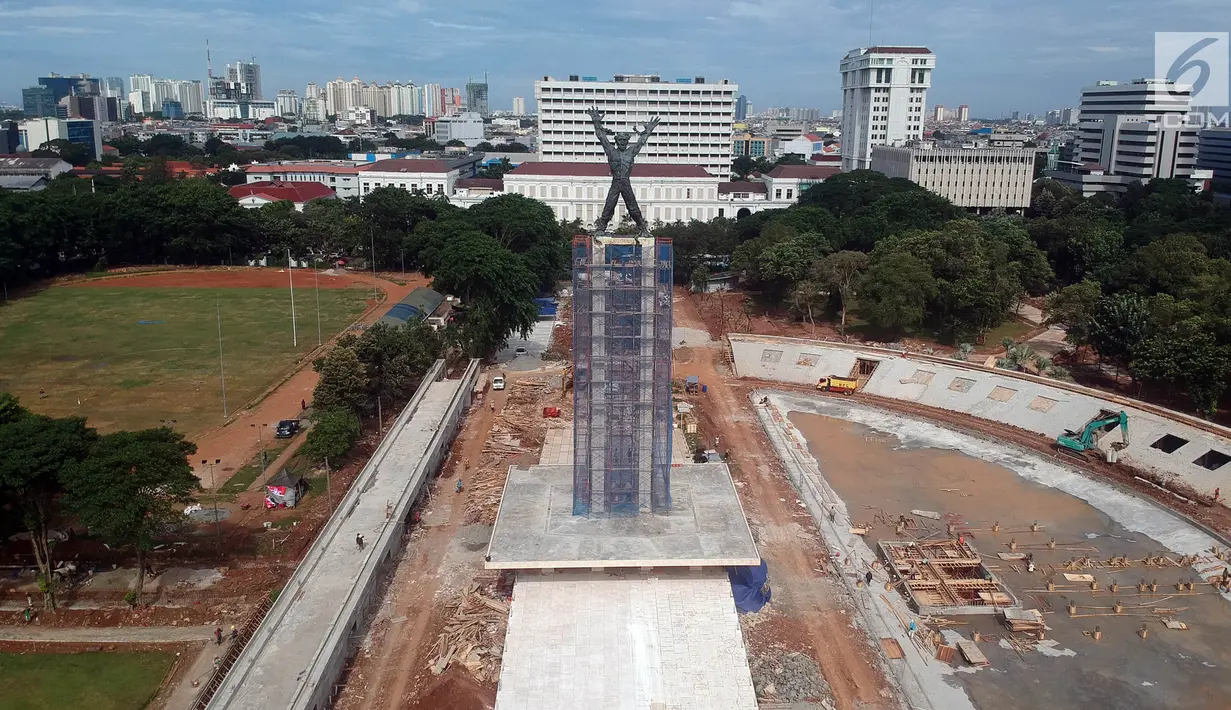 Pemandangan dari udara pengerjaan proyek revitalisasi Lapangan Banteng di Jakarta, Jumat (5/1). Revitalisasi Lapangan Banteng ini mencakup tiga segmen. (Liputan6.com/Arya Manggala)