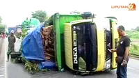 [VIDEO] Roda As Patah, Truk Terguling Macetkan Pantura Situbondo