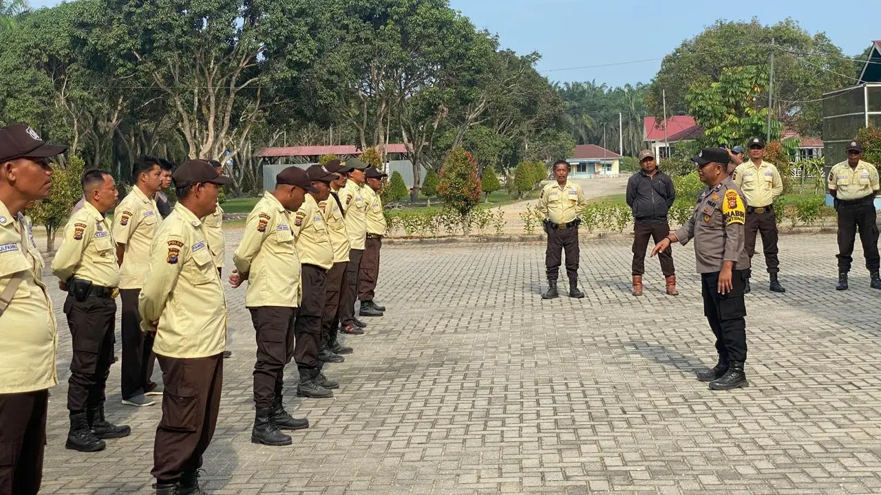 Personel Polres Rokan Hulu sosialisasi tahapan Pilkada serentak kepada sekuriti dan manajemen perusahaan.