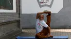Master kungfu Li Liangui menunjukan kungfu Suogugong di sebuah taman di Beijing, China, pada 30 Juni 2016.  Upaya Li Liangui mempromosikan kungfu  belum membuat banyak orang tertarik dengan kungfu. (REUTERS/Kim Kyung-Hoon)