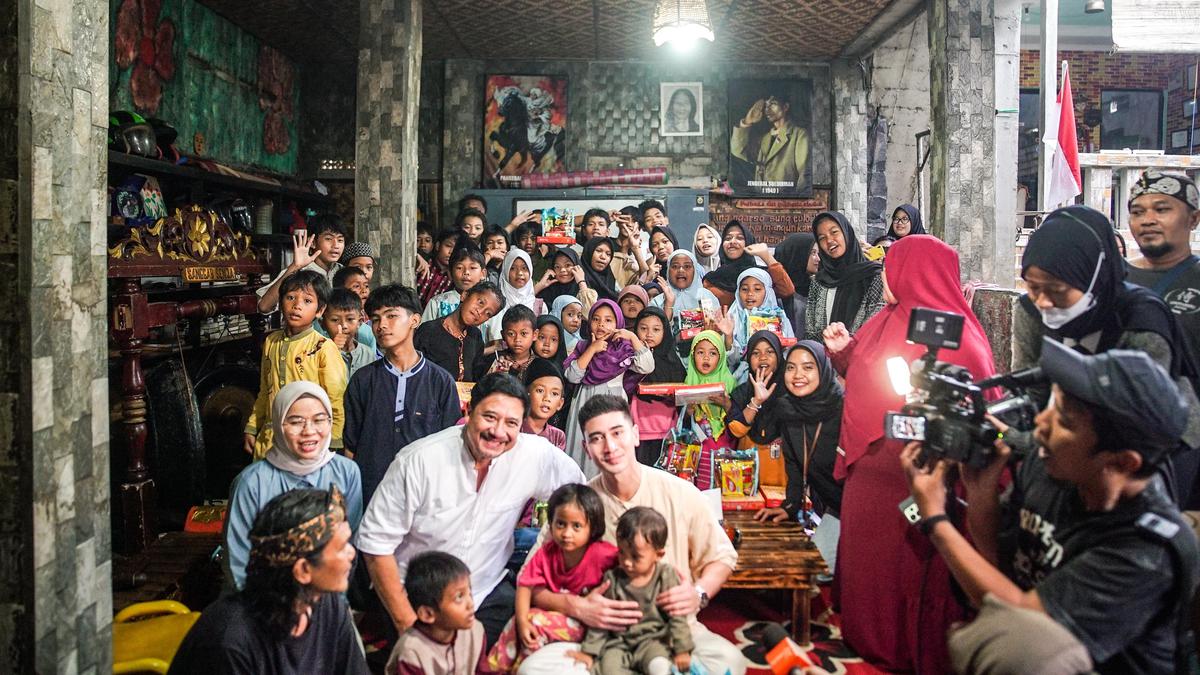 Rayakan Ultah Ke-29, Verrell Bramasta Berikan Pendidikan Non Formal Bagi Anak-anak Kurang Beruntung