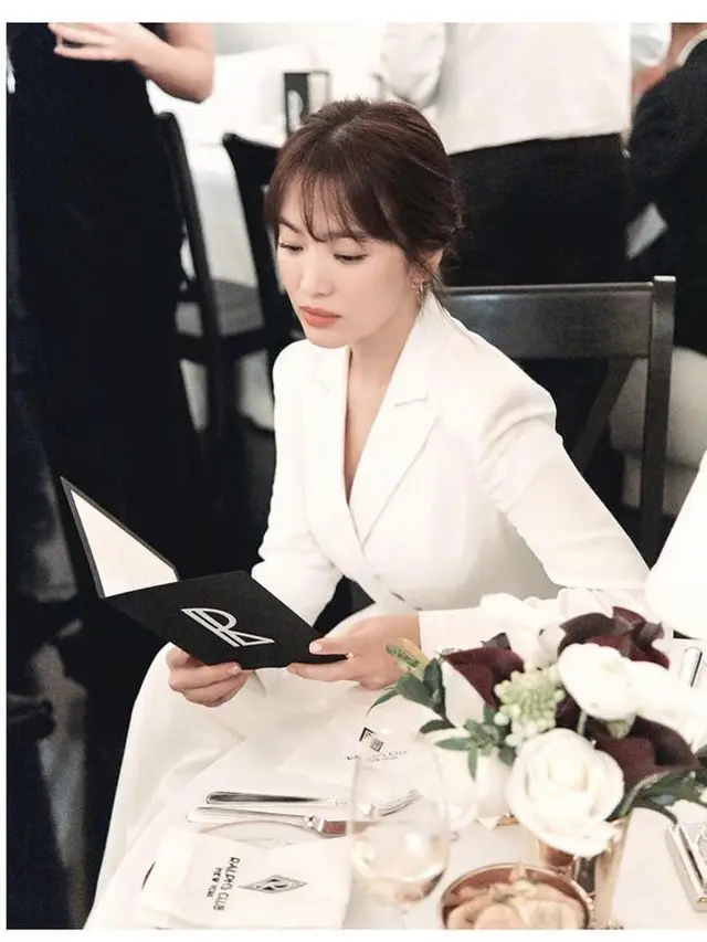 Pesona Song Hye Kyo Hadiri New York Fashion Week 2019 (sumber: weibo/ralph_lauren)