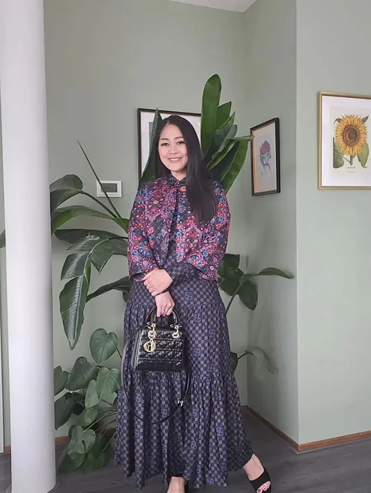 Di momen bahagia tersebut, Gracia Indri tampil cantik kenakan gaun rancangan Ivan Gunawan. Meski biasanya Gracia jarang tampil terbuka, penampilannya kali ini mengundang pujian warganet. Ia tampil elegan dan lebih sopan dengan gaun lengan panjang yang tertutup dari leher hingga mata kaki. (Liputan6.com/IG/@graciaz14)