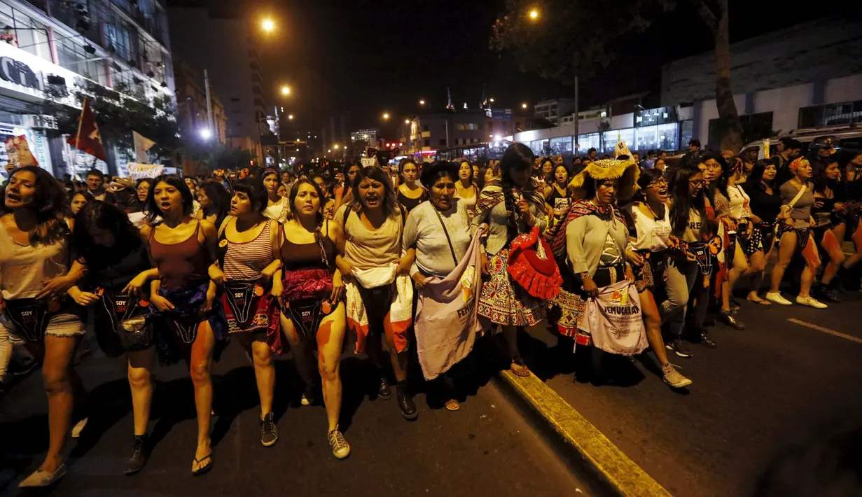 Sejumlah wanita melakukan aksi protes di pusat kota Lima , Peru , 15 Maret 2016. Sekitar 2.500 orang berbaris di pusat kota Lima. (REUTERS / Guadalupe Pardo)