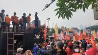 Massa Demo Buruh May Day Fiesta mulai memadati depan Gedung DPR MPR, Jakarta. (Nanda Perdana)