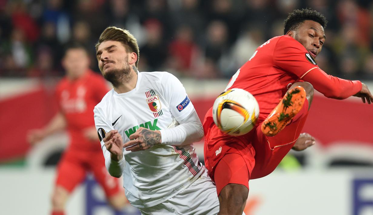 Duel antara pemain Augsburg, Konstantinos Stafylidis (kiri), dengan pemain Liverpool, Daniel Sturridge, pada laga leg pertama 32 besar Liga Europa, di WWK Arena, Augsburg, Jerman, Jumat (19/2/2016) dini hari WIB. (AFP/Christof Stache)