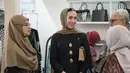 Ia juga kenakan kerudung berwarna hijau olive dan kacamata frame tipis emas andalannya [@widi.wardhana]