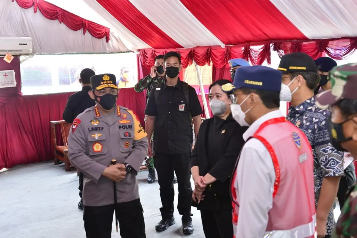 Panglima TNI Marsekal Hadi Tjahjanto bersama Kapolri Jenderal Listyo Sigit Prabowo dan Ketua DPR RI Puan Maharani meninjau posko penyekatan check point Pelabuhan Bakauheni Lampung.