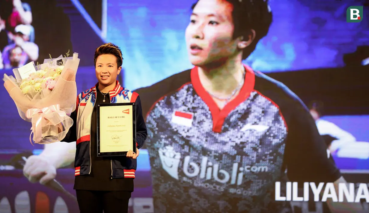 Federasi Bulutangkis Dunia (BWF) memberikan penghargaan Hall of Fame kepada mantan pebulutangkis putri Indonesia, Liliyana Natsir. Penghargaan ini menjadi apresiasi terhadap prestasi besar yang diraih pebulutangkis yang karib disapa Butet itu di level dunia. (Bola.com/Bagaskara Lazuardi)