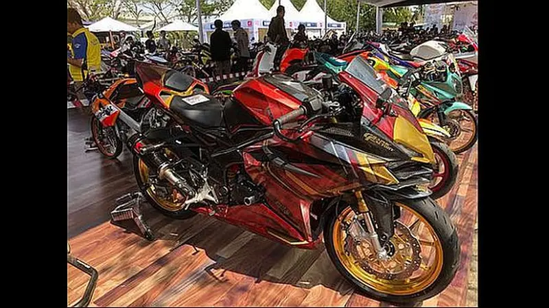 Modifikasi Honda CBR250RR dengan stiker