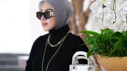 Dalam unggahan di akun Instagram, penampilan Syahrini memakai outfit serba hitam yang dipadukan hijab abu-abu ini curi perhatian. Terlebih, dirinya juga terlihat memakai kalung dari Tiffany & Co dengan harga ditaksir capai Rp 1,2 miliar. (Liputan6.com/IG/@PrincesSyahrini)