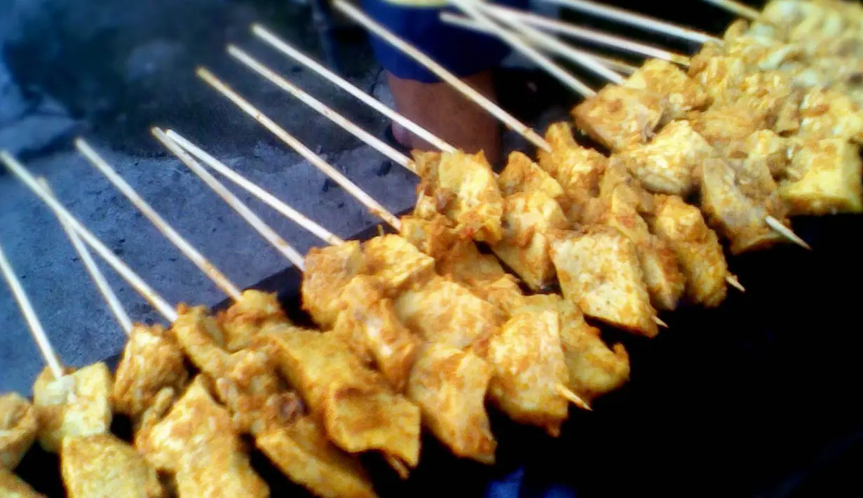 Di kota Denpasar, Bali,  ada sate susu yang merupakan makanan khas bulan Ramadan di sana. Sate susu yang terbuat dari payudara sapi ini dipercaya punya khasiat untuk menambah stamina, seperti minum susu. (Istimewa)