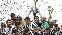 Kapten Juventus, Gianluigi Buffon mengangkat trofi saat merayakan gelar scudetto Serie A Italia di Turin, (18/5/2014). (REUTERS/Alessandro Garofalo)
