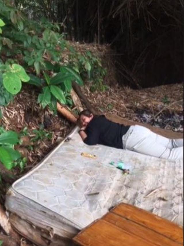 Sampai Bawa Kasur, Wanita Ini Pamer Tempat Tongkrongan di Kuburan