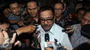 Gubernur Banten Rano Karno mendengarkan pertanyaan wartawan usai keluar dari gedung KPK, Jakarta, Jumat (22/1). Rano Karno sudah pernah memberikan kesaksian dalam kasus yang sama pada Kamis (7/1). (Liputan6.com/Helmi Afandi)