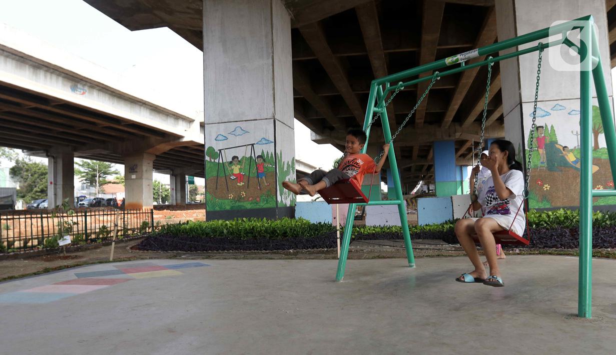 Taman Interaksi memiliki area tempat bermain anak seperti perosotan, ayunan, dan permainan tradisional (tapak gunung). (Liputan6.com/Herman Zakharia)