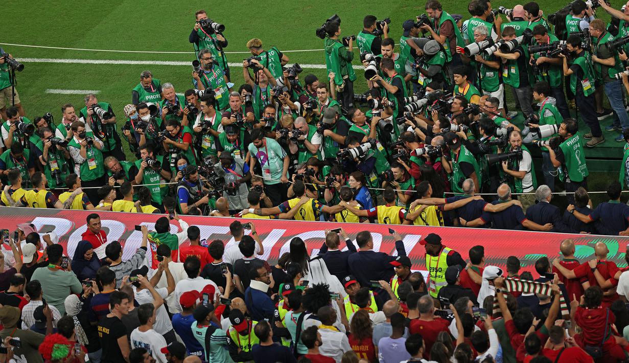 Fernando Santos yang memilih mencadangkan Cristiano Ronaldo menyedot perhatian para fotografer yang bertugas untuk memotret staring xi Portugal sebelum laga. (AFP/Adrian Dennis)