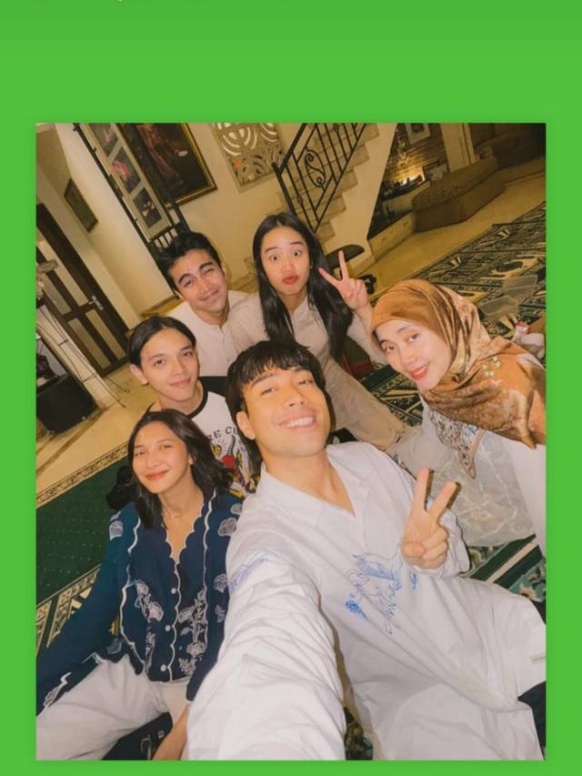 Momen Hangat Vidi Aldiano Lakukan Tarawih. (instagram/vidialdiano)