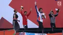 Atlet para renang, Syuci Indriani (kedua kiri) usai laga final 100 meter kupu kupu putri S14 Asian Para Games 2018 di Stadion Akuatik Kompleks GBK, Rabu (10/10). Syuci meraih perak dengan waktu 1 menit 11,08 detik. (Liputan6.com/Helmi Fithriansyah)