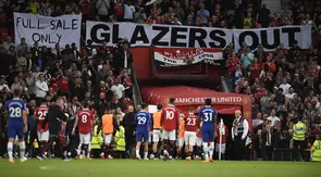 Spanduk Glazers Out terlihat pada pertandingan antara Manchester United kontra Chelsea di ajang Liga Inggris 2022/2023 hari Jumat (26/05/2023) dini hari WIB. (OLI SCARFF / AFP)(OLI SCARFF / AFP)