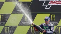 Pebalap Movistar Yamaha, Jorge Lorenzo, menjuarai balapan MotoGP Prancis di Sirkuit Le Mans, Minggu (8/5/2016). (AFP/Charly Triballeau)