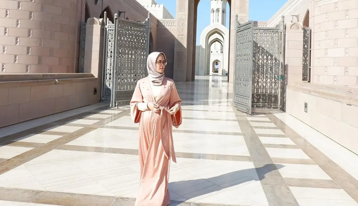 Gaya Eva Anindita dengan busa kasual muslim ini pun terlihat menawan. Dirinya pun tampil dengan sederhana saat menggunakan gamis berwarna pastel dengan hijab senada. (Liputan6.com/IG/@eva_anindita_zachrie)