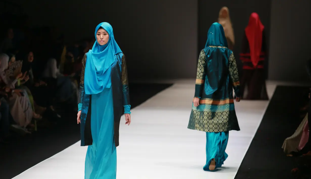 "Itu sebabnya mengapa saya senang pakai coat, jaket, blazer atau sesuatu yang menutupi baju sehari-hari," lanjut artis yang melejit lewat film Ketika Cinta Bertasbih itu. (Adrian Putra/Bintang.com)