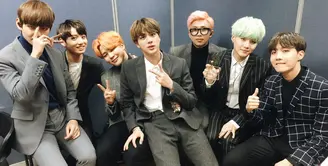 BTS merupakan salah satu grup band Korea Selatan yang sangat populer. Tak hanya di Korea, kepopuleran BTS sudah merambah international. Di setiap penampilannya, para personel BTS selalu tampil kompak. (Foto: Soompi.com)
