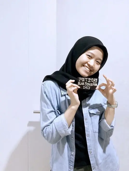 Kerudung hitam cocok juga dipadukan dengan kemeja denim, bisa kenakan inner sebagi pelengkap penampilan. @alcaoctvn