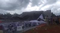 Tenda resepsi pernikahan di Kampung Padurenan, Jatiluhur, Jatiasih, Kota Bekasi, Jawa Barat, ambruk diterjang puting beliung, Sabtu (5/3/2022) sore. (Istimewa)
