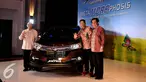 (Ki-ka) Presdir ADM, Sudirman MR, Senior Executive Director ADM, T.Itagaki, dan Chief Executive PT. Ai-DSO Djony Bunarto Tjondro berfoto bersama Mobil Great New Xenia di acara Launching mobil tersebut, Jakarta, Rabu (12/8/2015).(Liputan6.com/Johan Tallo)