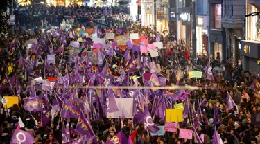 Ribuan pengunjuk rasa memperingati Hari Perempuan Internasional di Istanbul, Turki, Jumat (8/3). Massa mengecam kekerasan dan mendesak kesetaraan hak. (AP Photo/Lefteris Pitarakis)