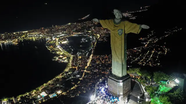 Foto: Patung Kristus Sang Penebus Kenakan Jersey Pele, Kenang Setahun Kematian Sang Legenda Sepak Bola Brasil