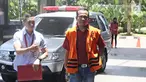 Tersangka Wakil Ketua DPRD Lampung Tengah, J Natalis Sinaga tiba di gedung KPK, Jakarta, Kamis (15/3). Natalis diperiksa sebagai tersangka kasus suap persetujuan pinjaman daerah untuk APBD Lampung Tengah tahun anggaran 2018. (Liputan6.com/Herman Zakharia)