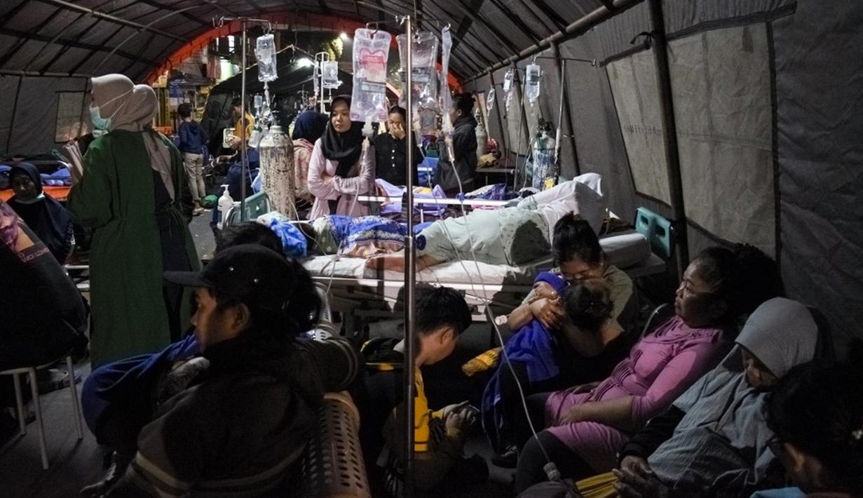 Pemerintah Kabupaten Sumedang juga telah menyiagakan Posko Utama di Pos Pam Natal-Tahun Baru yang berlokasi di depan Alun-Alun Sumedang, termasuk di dalamnya posko informasi. (Timur MATAHARI/AFP)