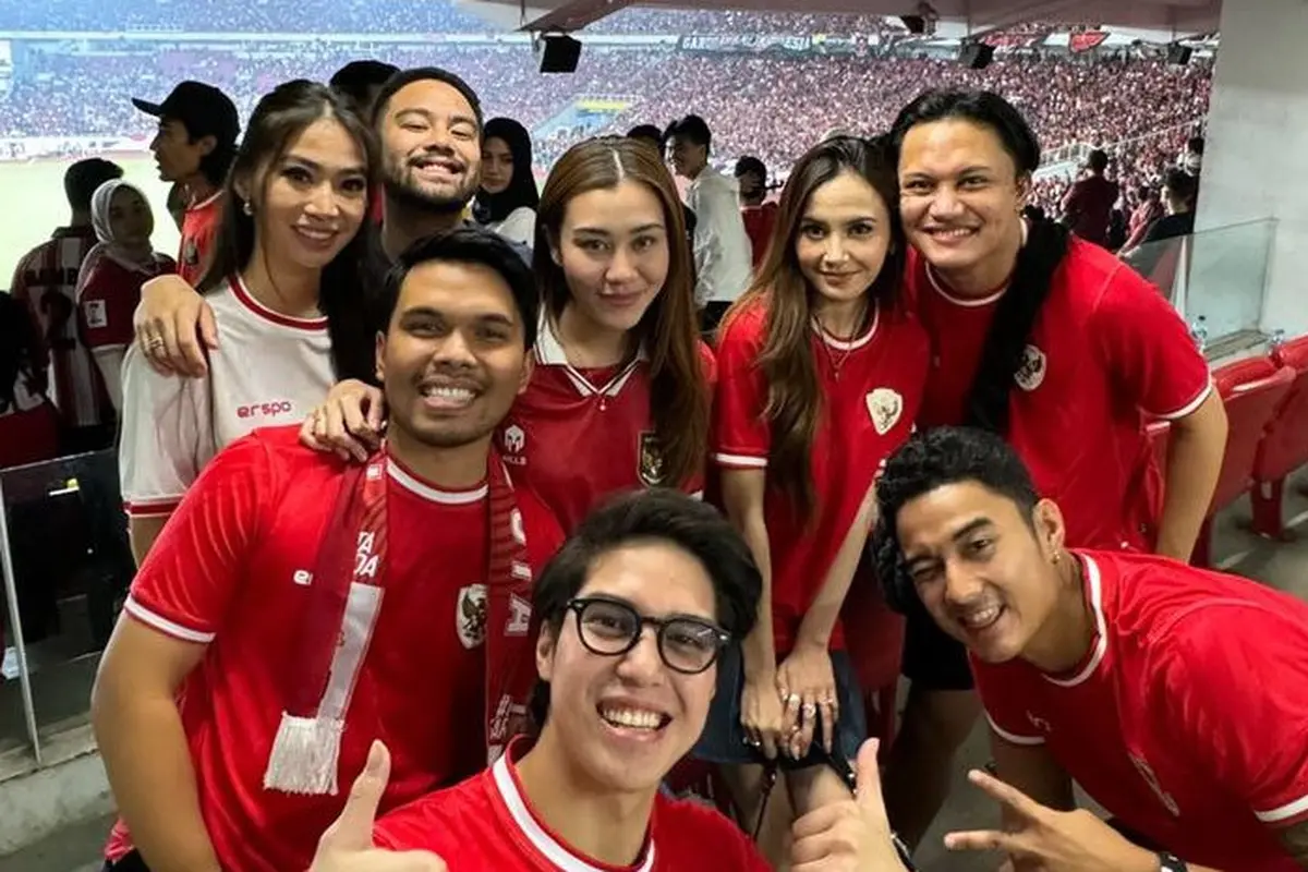 Artis Tanah Air Menyaksikan Pertandingan Sepak Bola Timnas Indonesia Melawan Australia di GBK